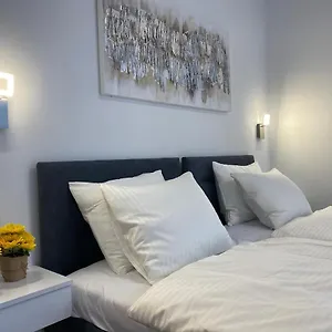https://luxury-studios-room-five.splithotels.org