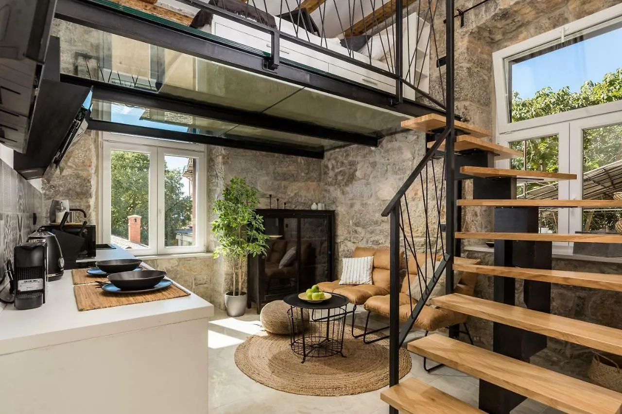 Molo Longo - Central Apartments & Rooms location